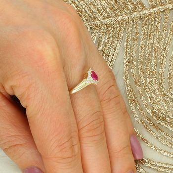 Elegancki złoty pierścionek damski z rubinem w czterech łapkach i cyrkoniami. Kolorowe kamienie syntetyczne, kolekcja Rainbow – idealny na prezent.5.jpg